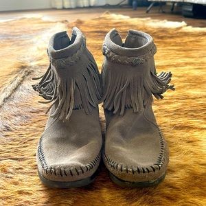 Minnetonka moccasin style booties with fringe sz 7